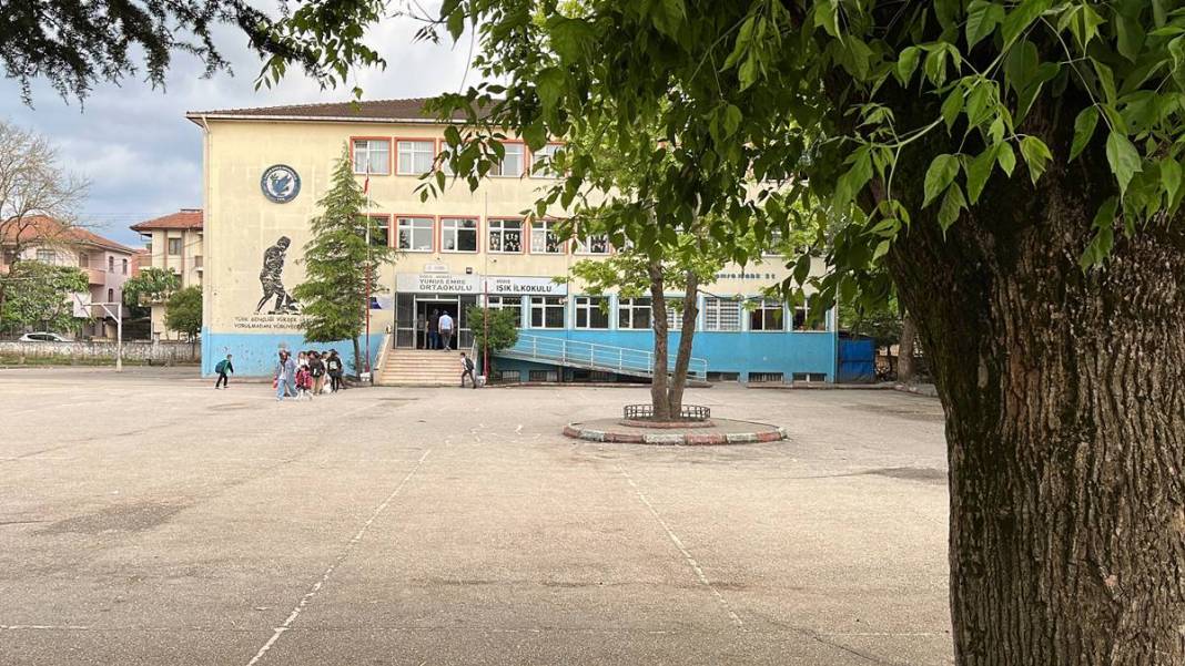 Okulda 'hızlı hamburger yeme' yarışması yapan öğrencilerinden biri yaşamını yitirdi! Ailesi sinir krizleri geçirdi 5